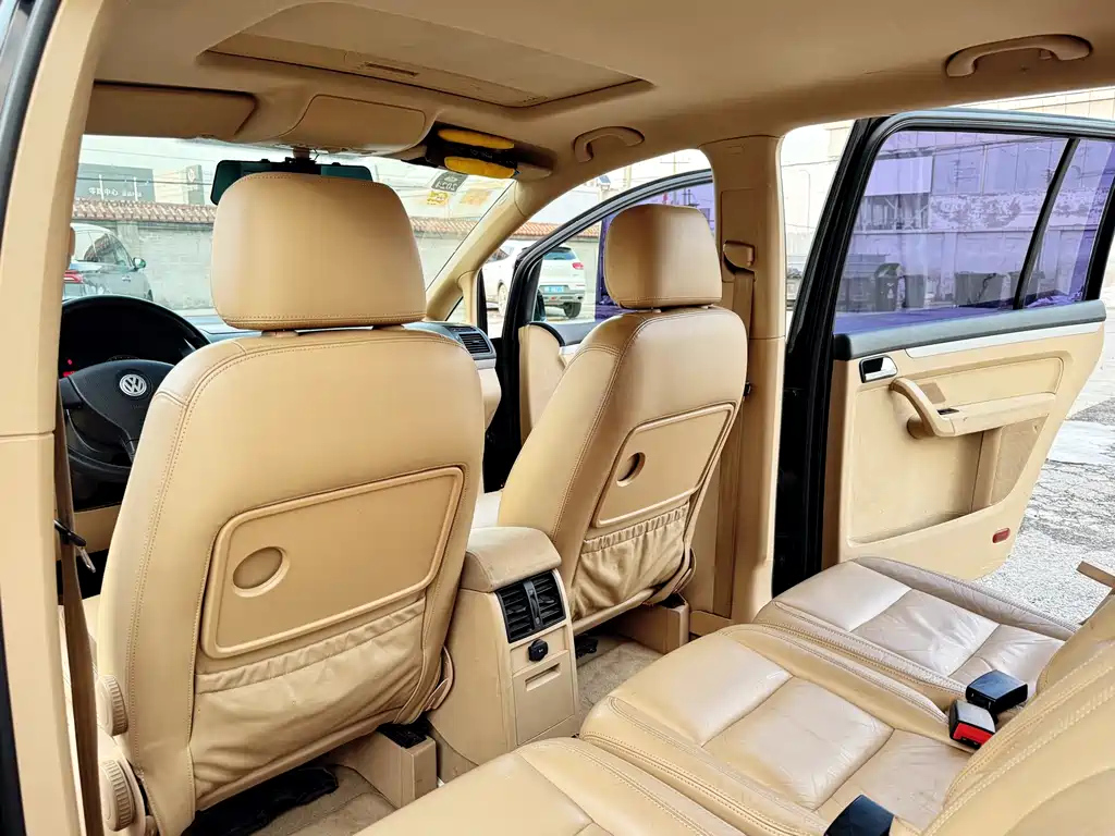 VOLKSWAGEN TOURAN 2010