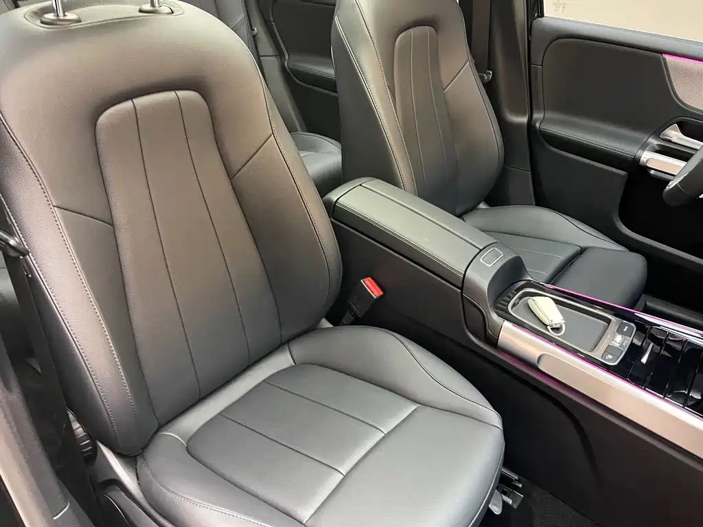 MERCEDES BENZ GLB 2023