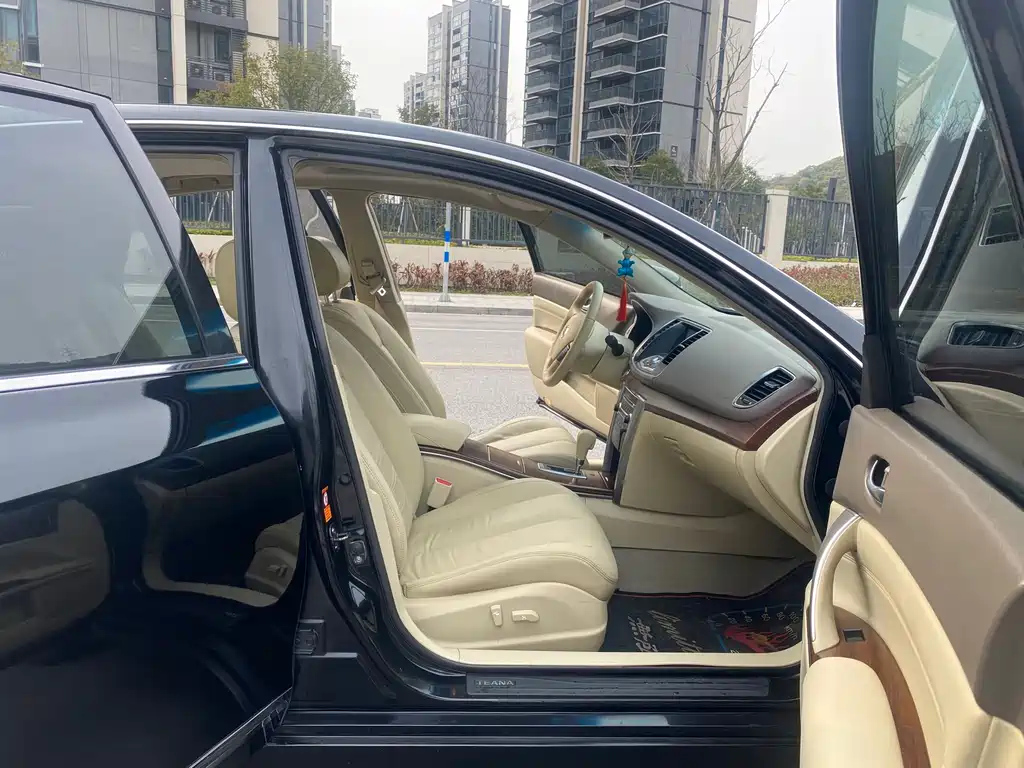 NISSAN TEANA 2010