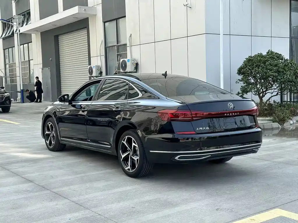 VOLKSWAGEN PASSAT 2023