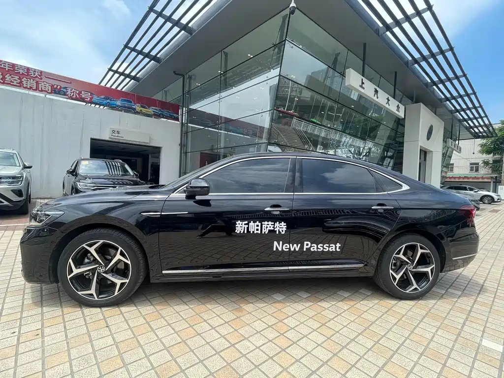 VOLKSWAGEN PASSAT 2023