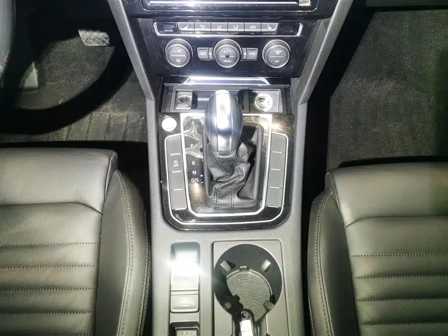 VOLKSWAGEN MAGOTAN 2020