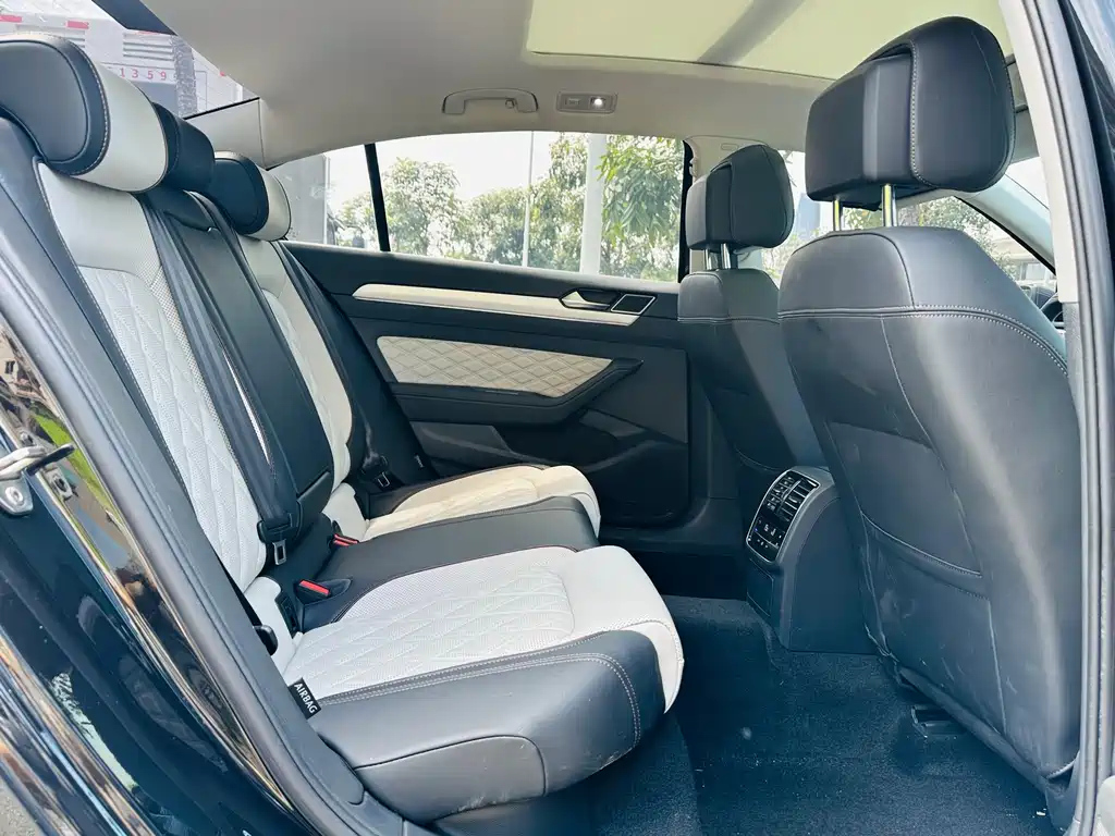 VOLKSWAGEN MAGOTAN 2023