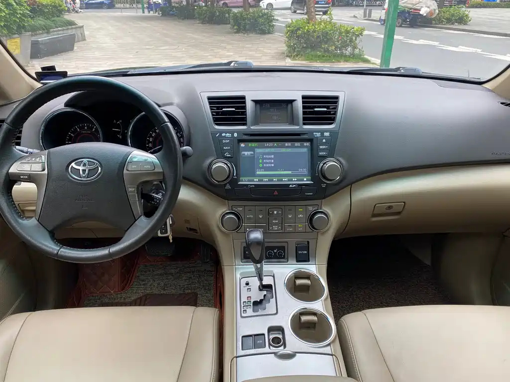 TOYOTA HIGHLANDER 2011