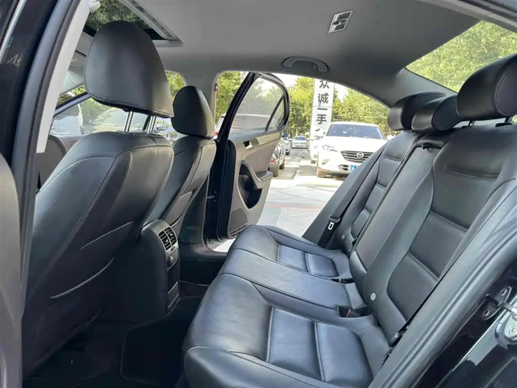 VOLKSWAGEN SAGITAR 2014