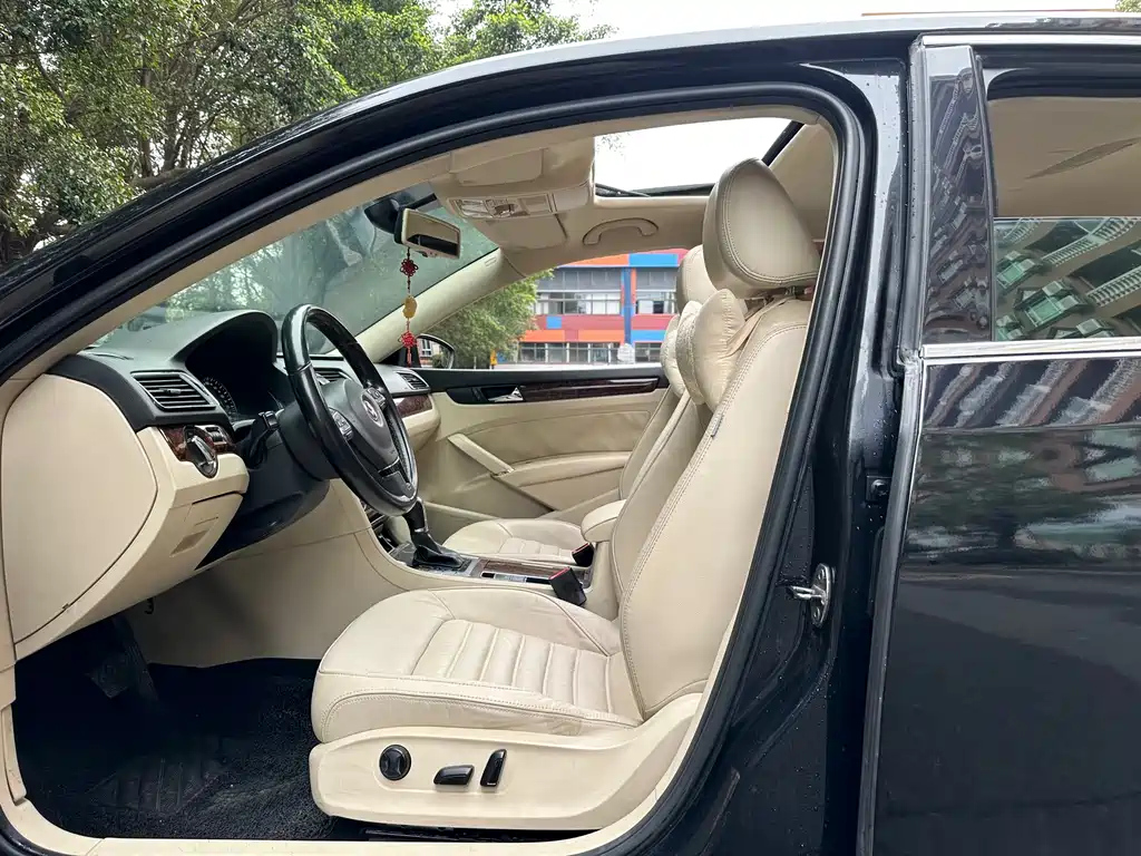 VOLKSWAGEN PASSAT 2012