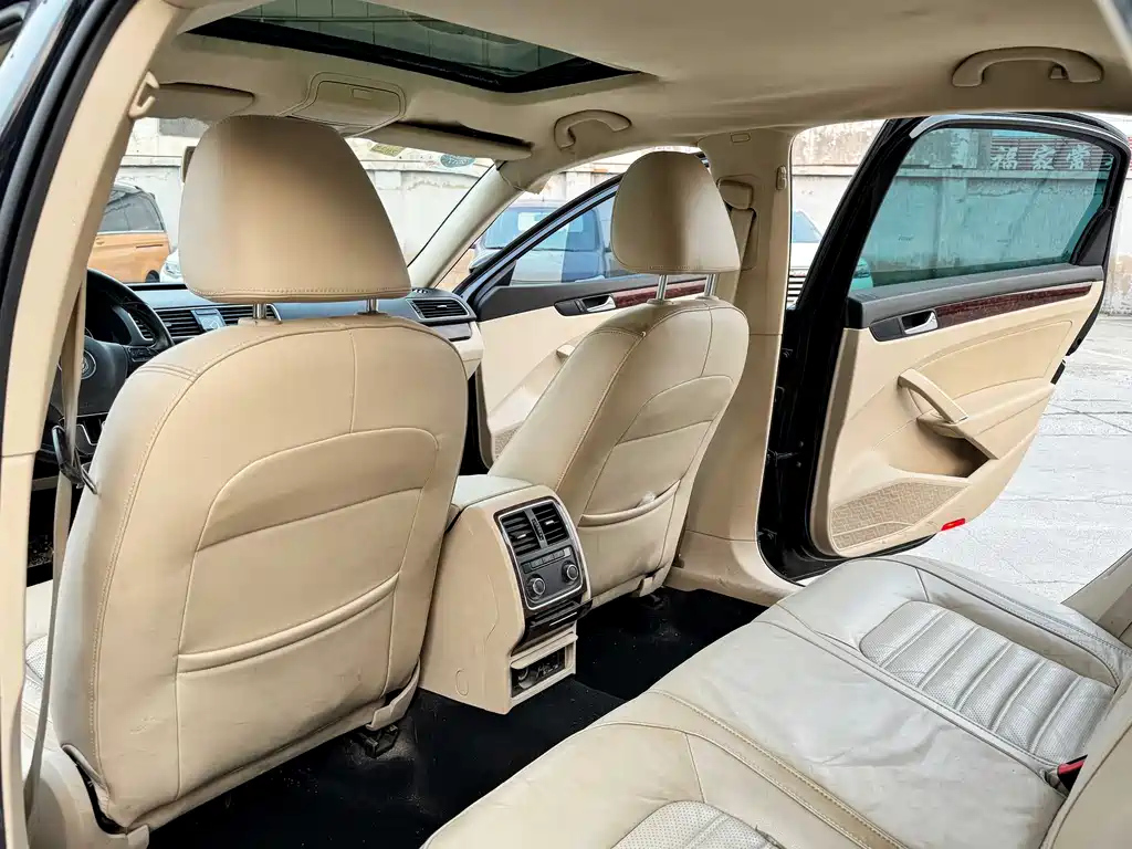 VOLKSWAGEN PASSAT 2012