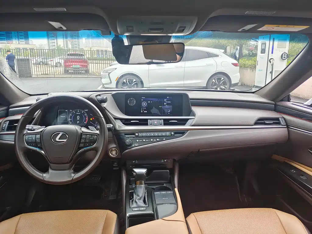 LEXUS ES 2020