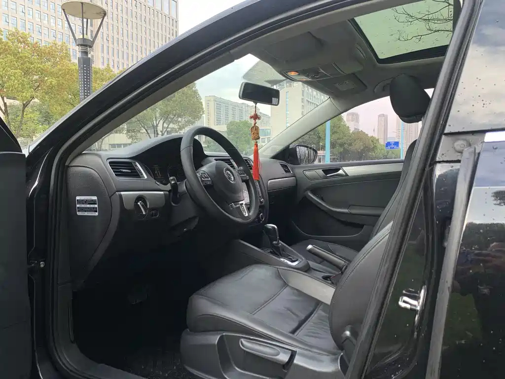 VOLKSWAGEN SAGITAR 2015