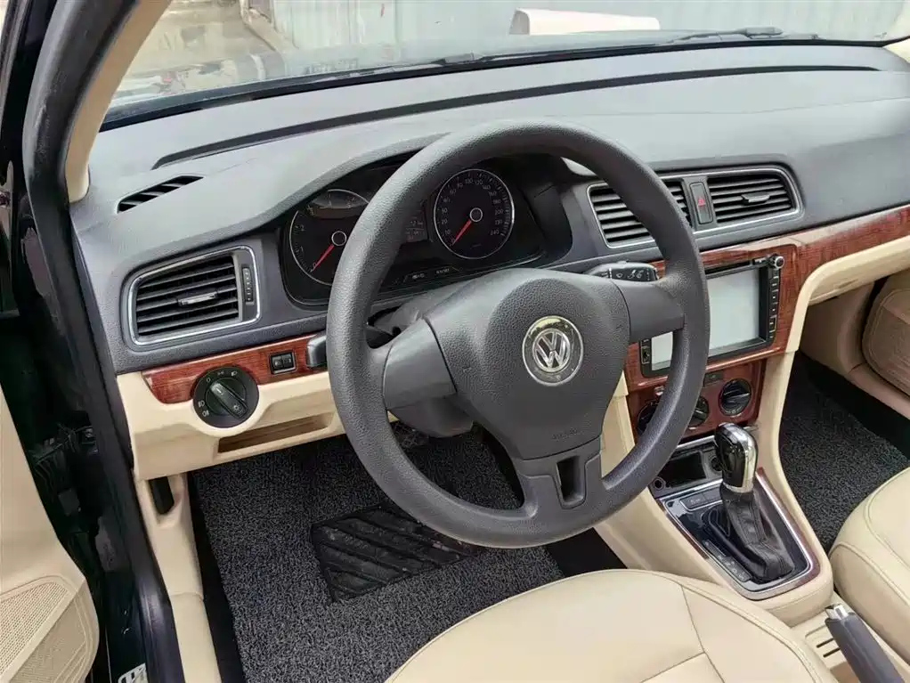 VOLKSWAGEN LAVIDA 2013