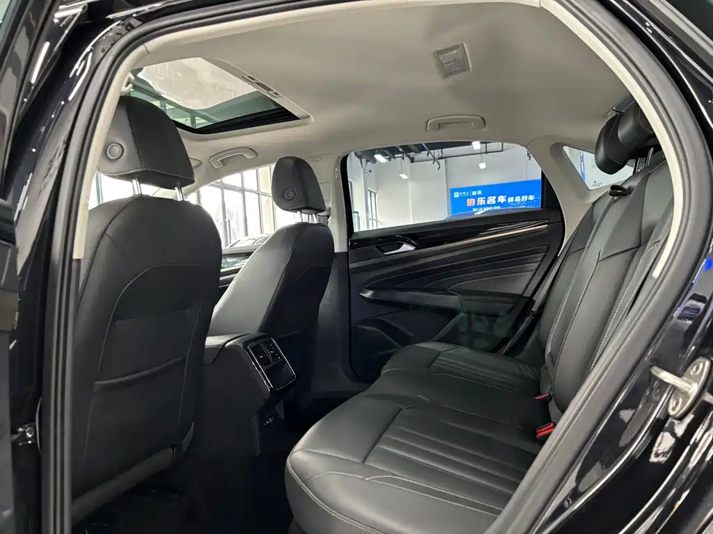 VOLKSWAGEN PASSAT 2023