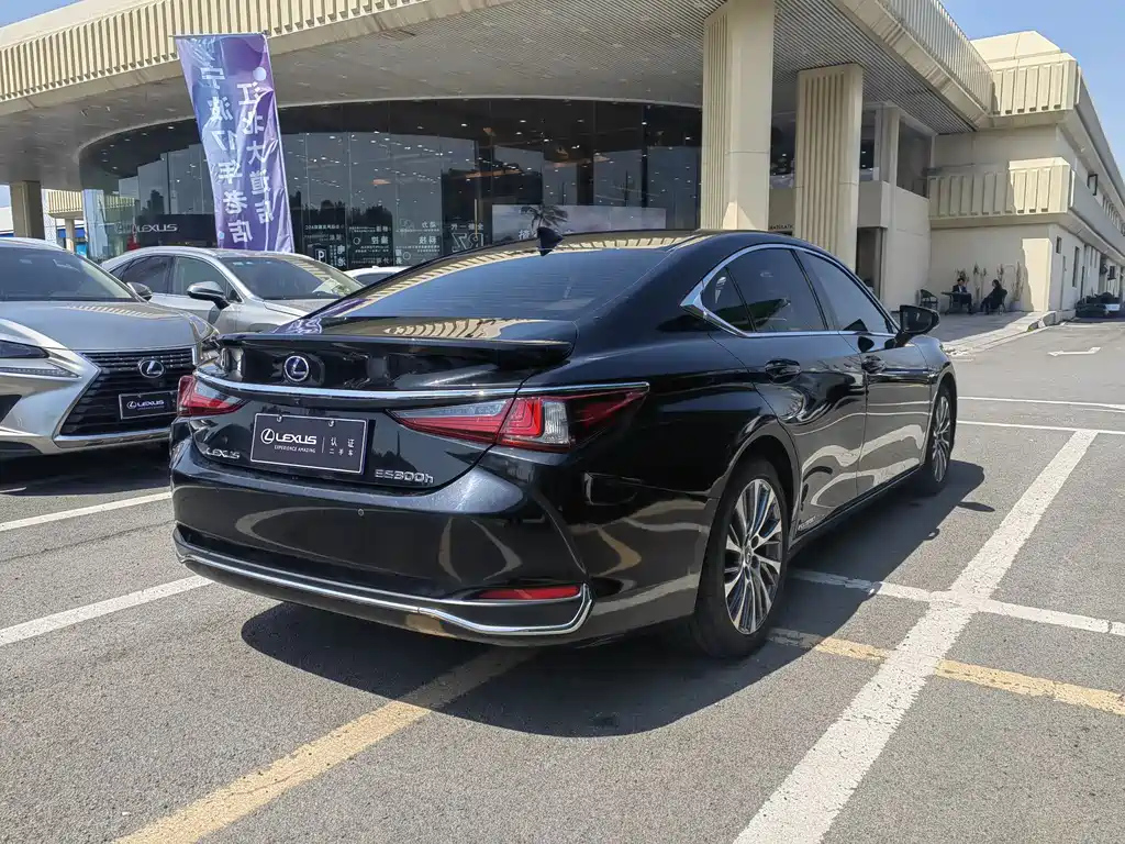 LEXUS ES 2020
