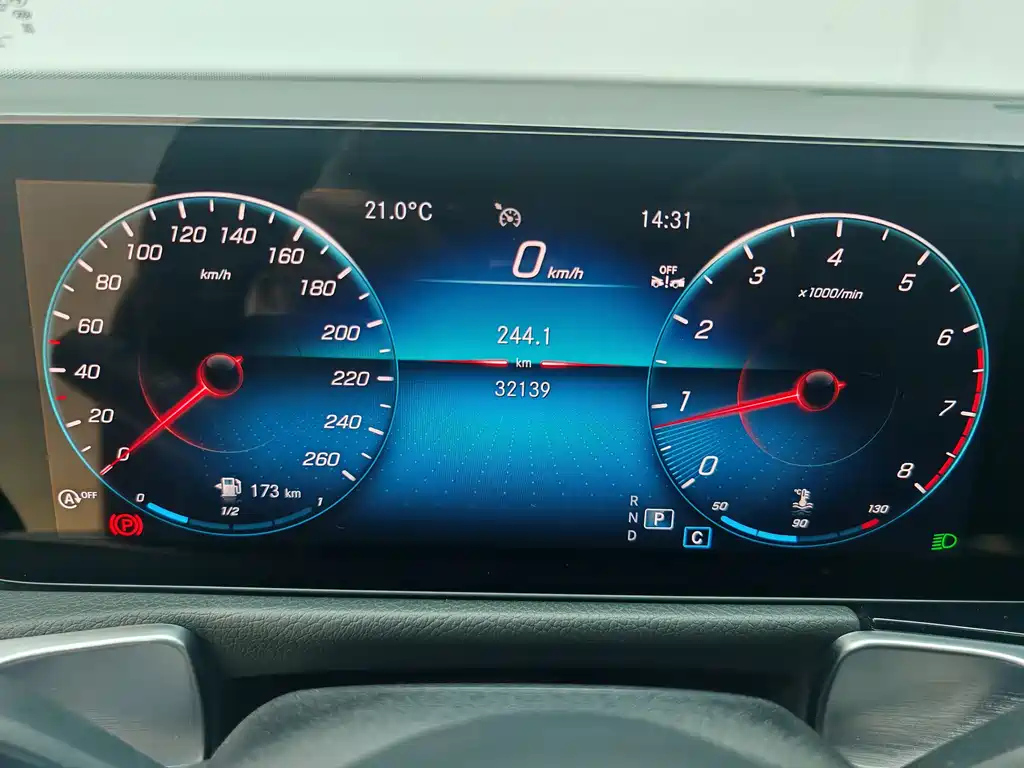 MERCEDES BENZ GLB 2023