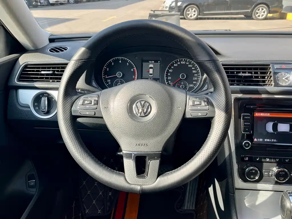 VOLKSWAGEN PASSAT 2014