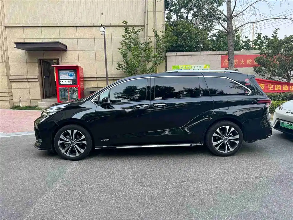 TOYOTA GRANVIA 2023