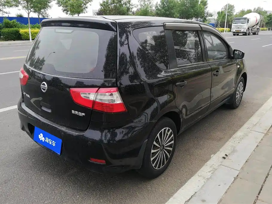 NISSAN LIVINA 2016