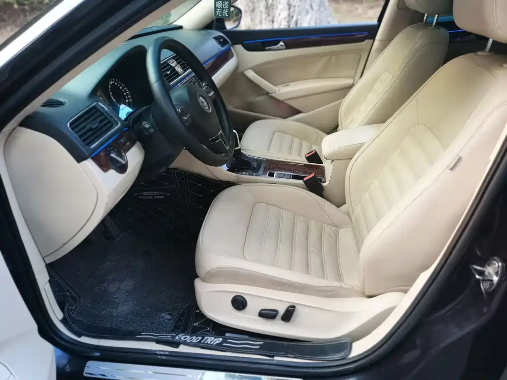 VOLKSWAGEN PASSAT 2012