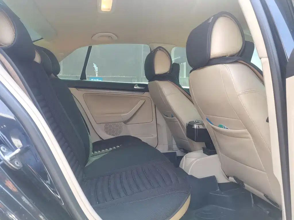 VOLKSWAGEN SAGITAR 2010