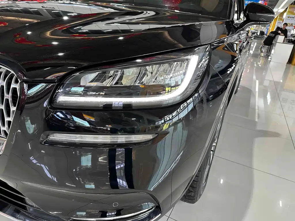 LINCOLN ADVENTURER 2021
