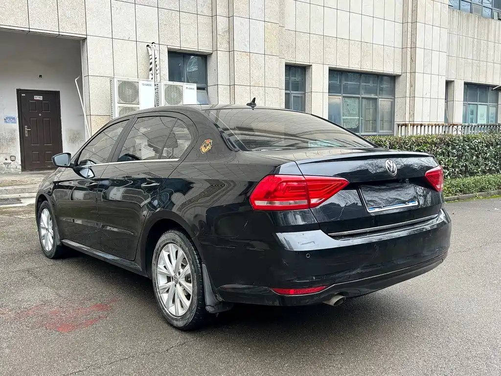 VOLKSWAGEN LAVIDA 2015