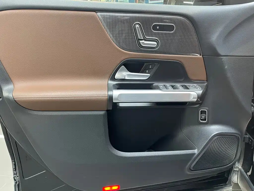 MERCEDES BENZ GLB 2023