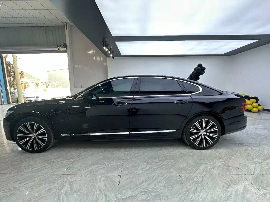 VOLVO S90 2023