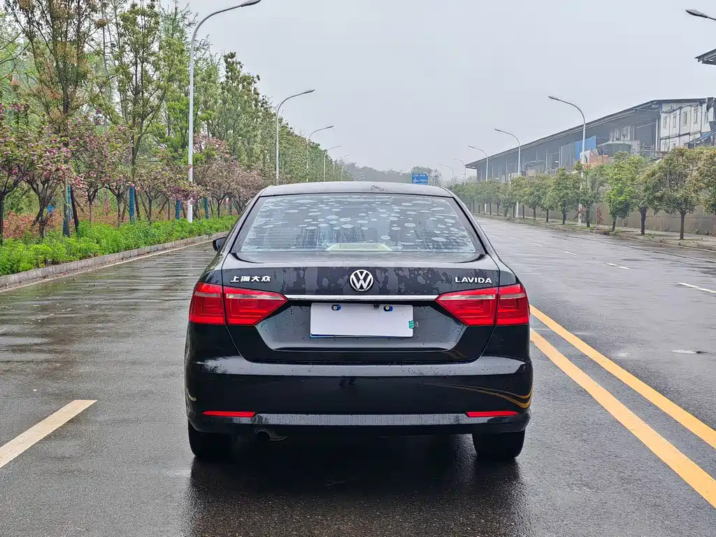 VOLKSWAGEN LAVIDA 2015