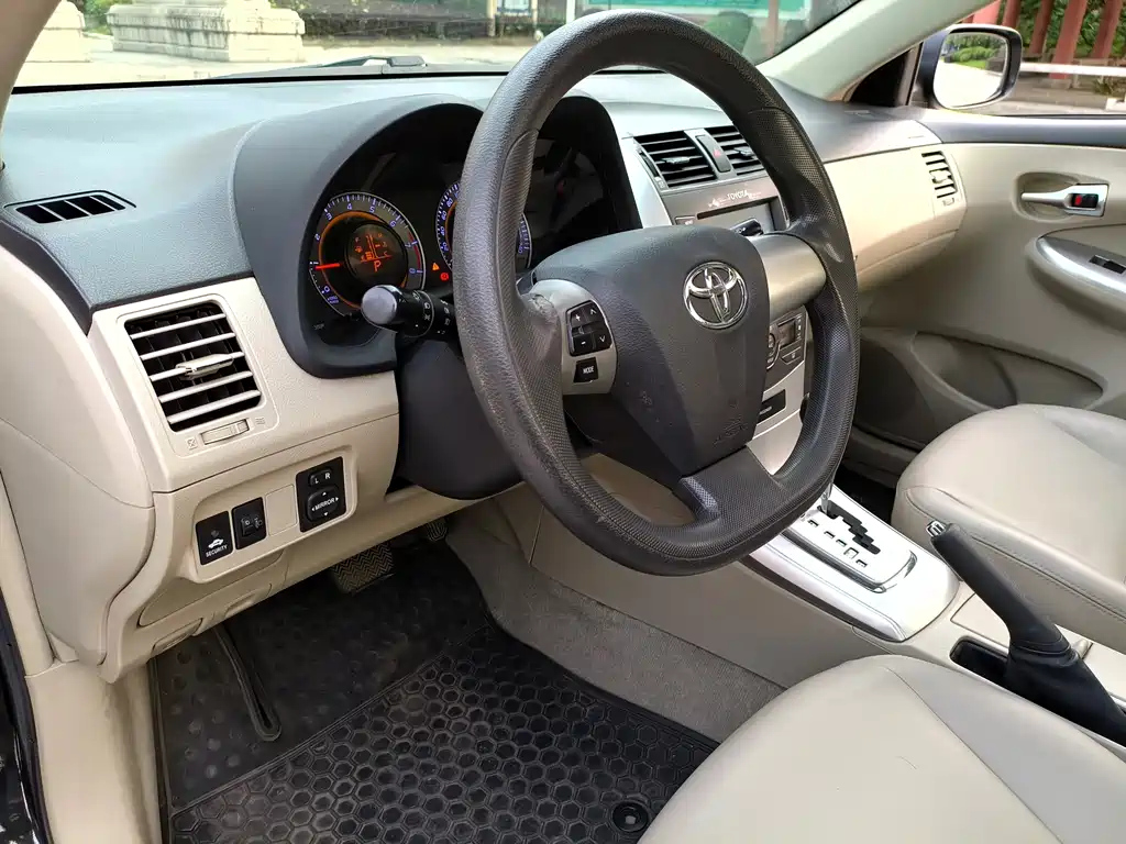 TOYOTA COROLLA 2013