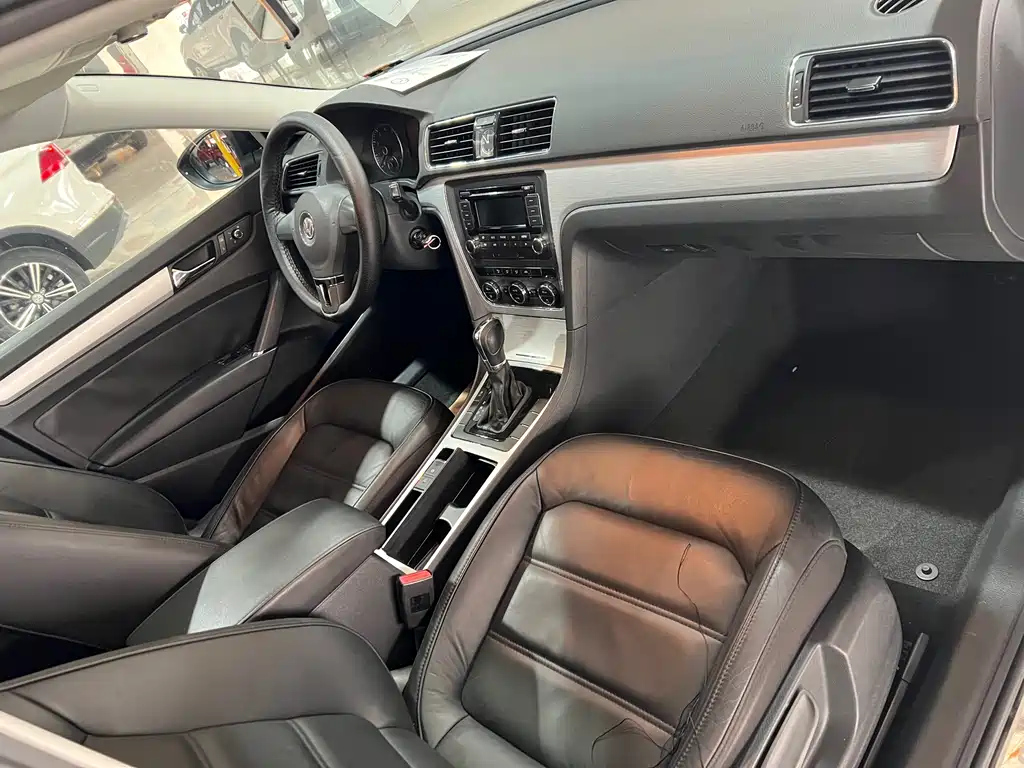 VOLKSWAGEN PASSAT 2012