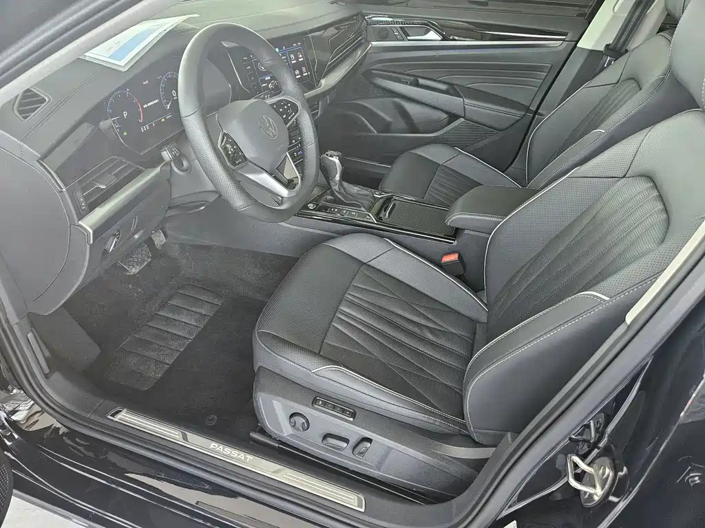 VOLKSWAGEN PASSAT 2023