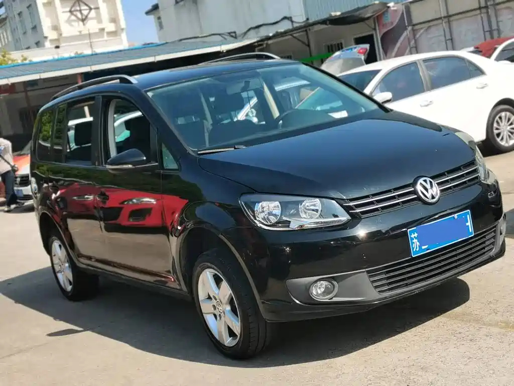 VOLKSWAGEN TOURAN 2013
