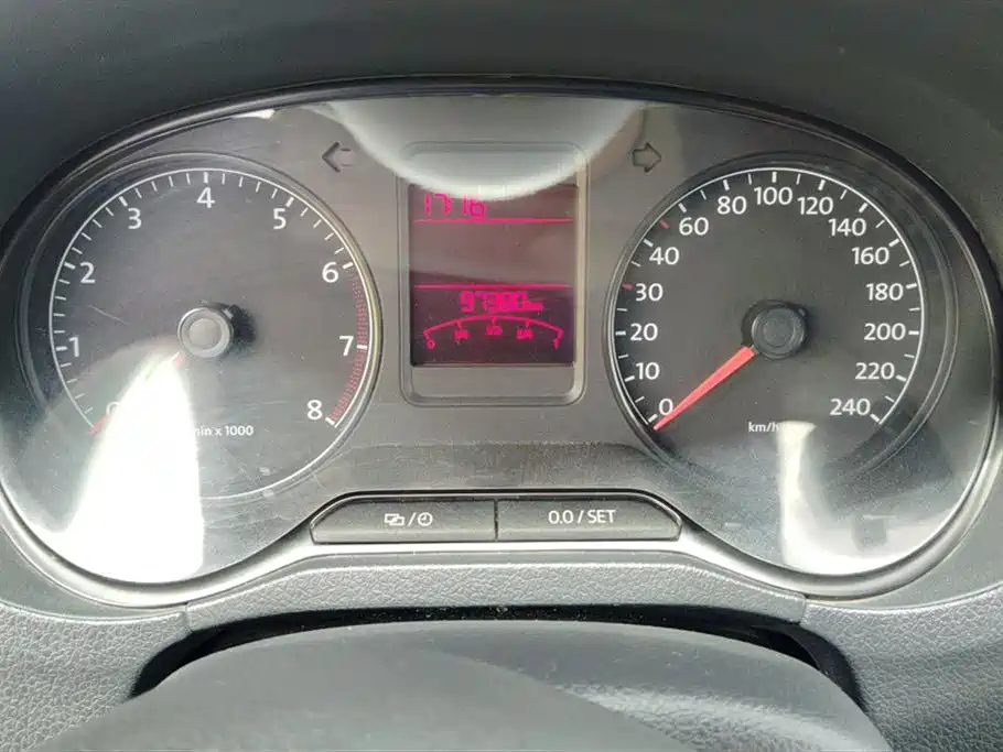 VOLKSWAGEN POLO 2013