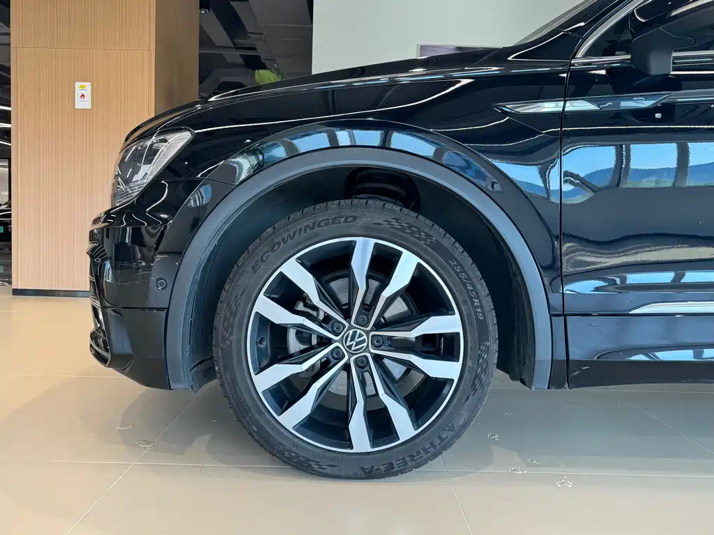 VOLKSWAGEN TIGUAN L 2021
