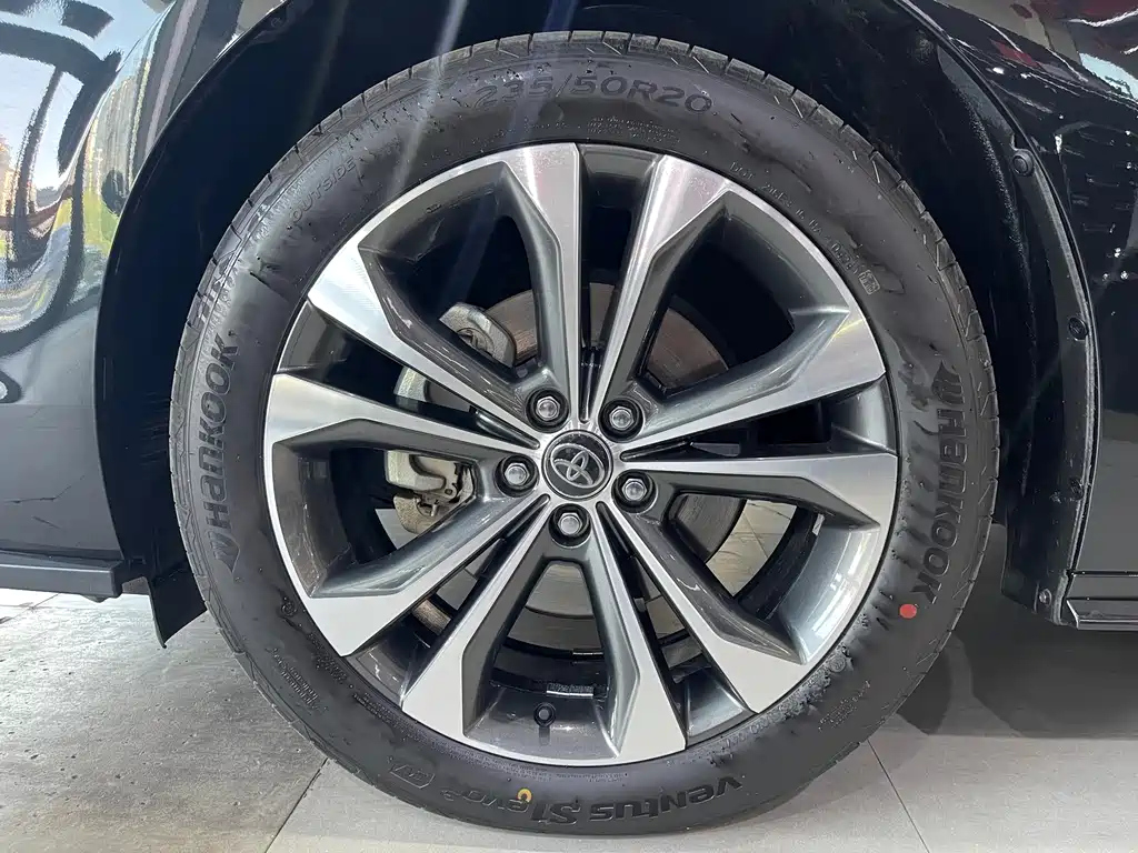 TOYOTA GRANVIA 2023