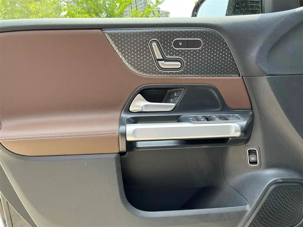 MERCEDES BENZ GLB 2024