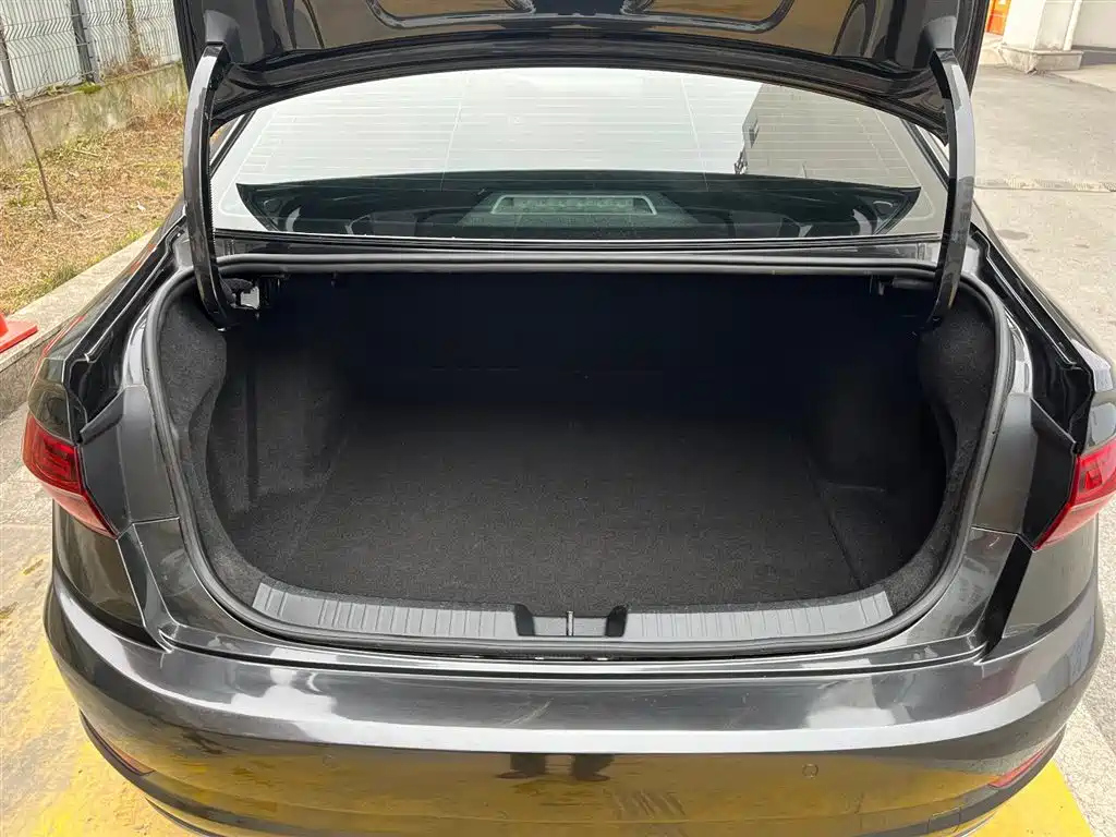 VOLKSWAGEN SAGITAR 2020