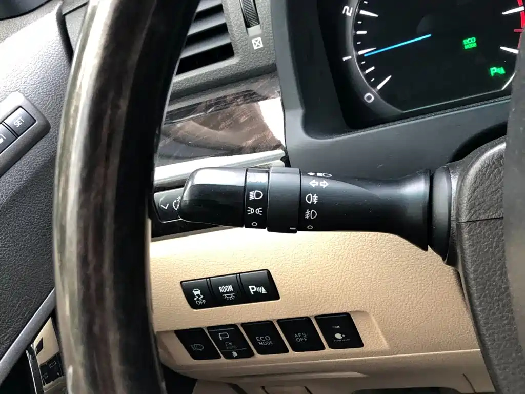 TOYOTA ALPHARD 2012