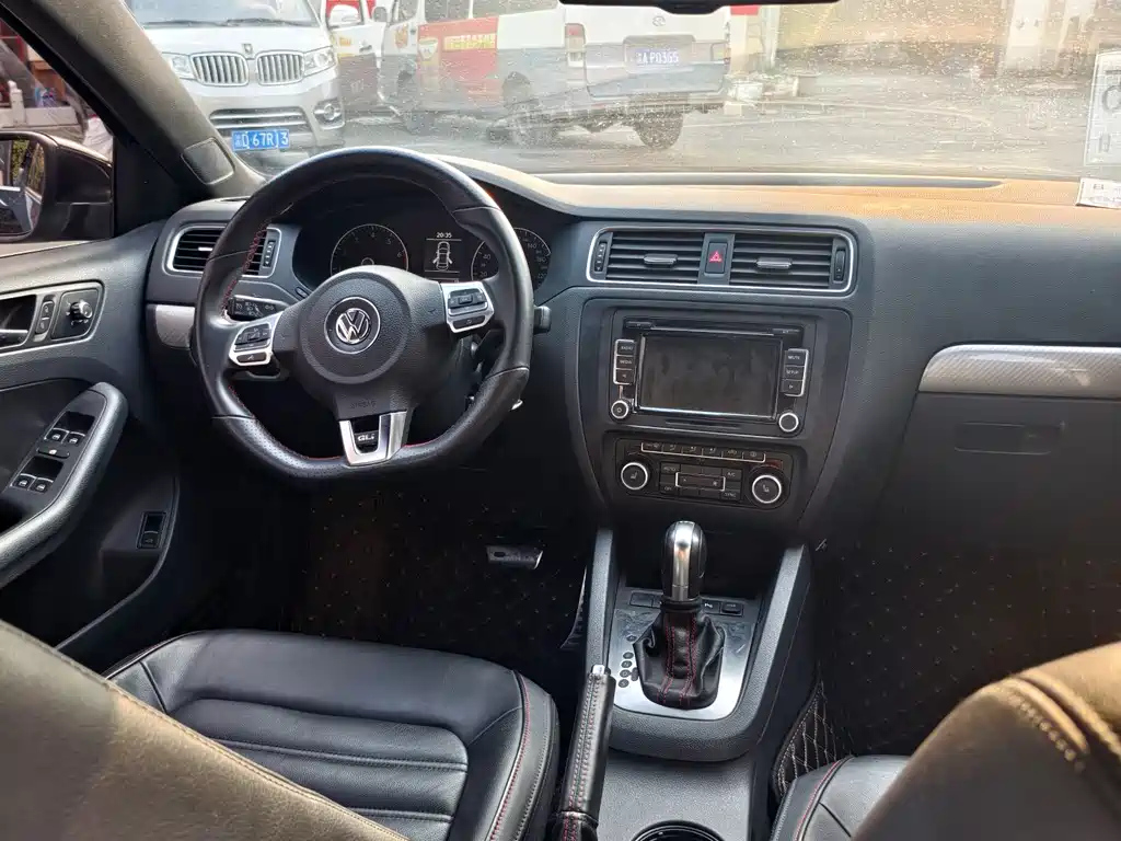 VOLKSWAGEN SAGITAR 2014