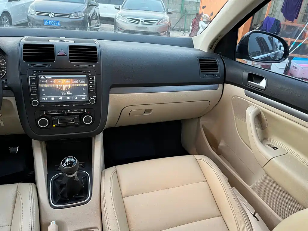 VOLKSWAGEN SAGITAR 2011