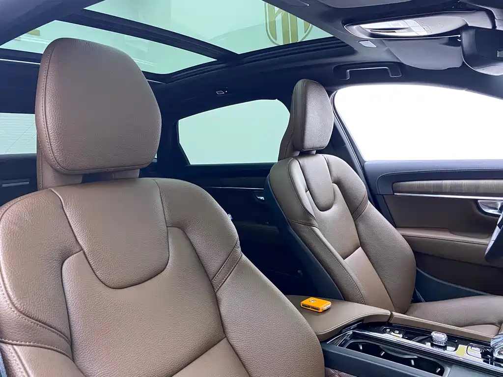 VOLVO S90 2023