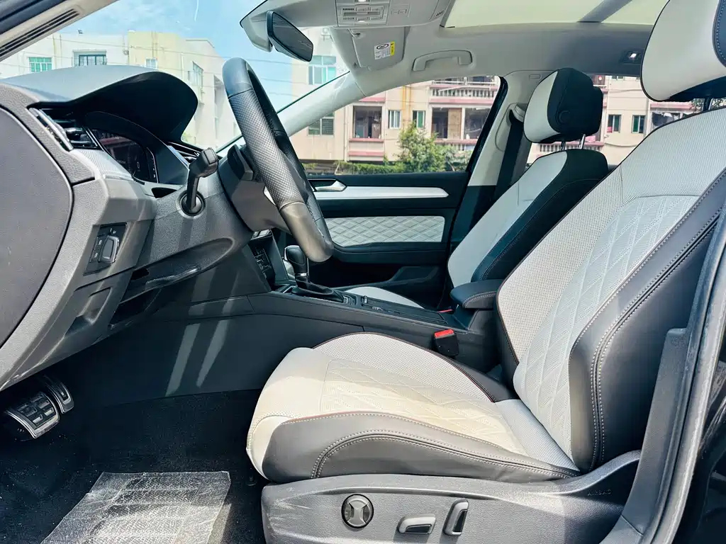 VOLKSWAGEN MAGOTAN 2023