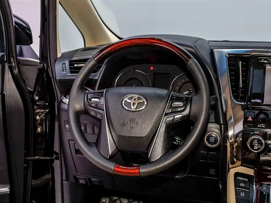 TOYOTA ALPHARD 2015