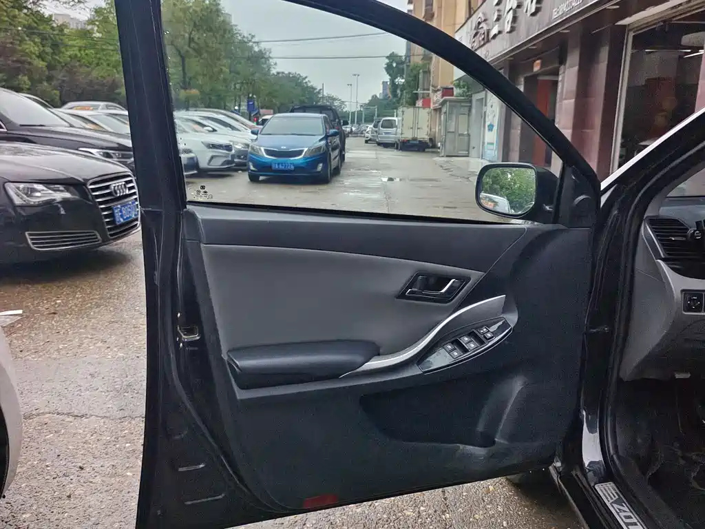 ZOTYE Z300 2016