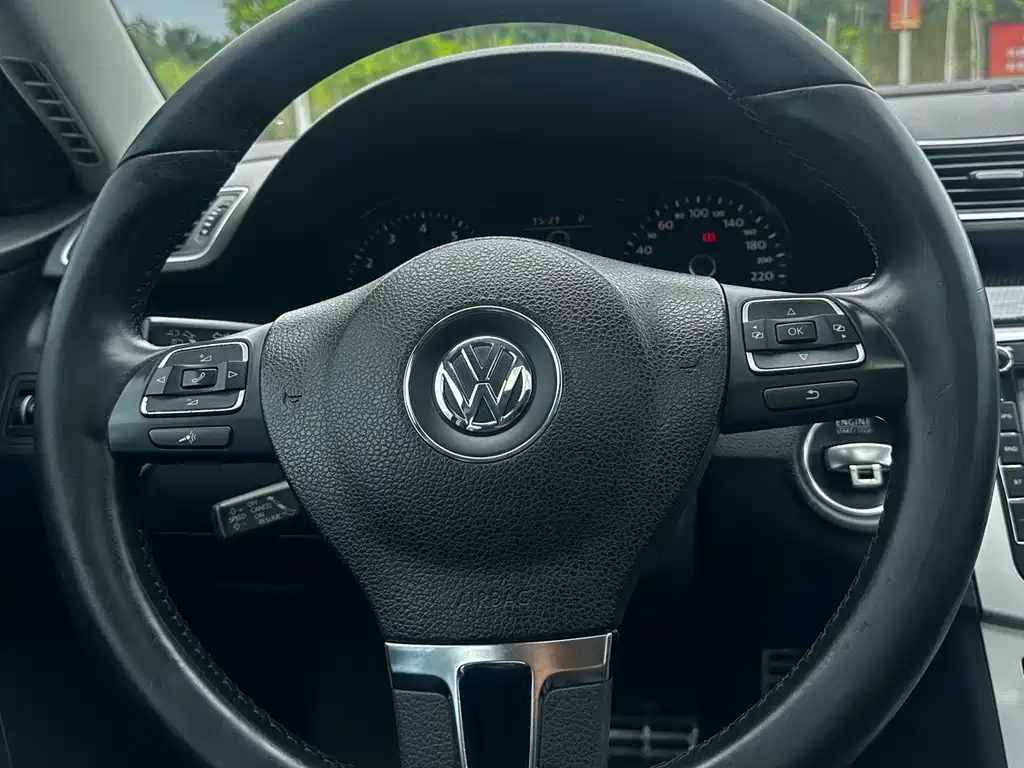 VOLKSWAGEN MAGOTAN 2012