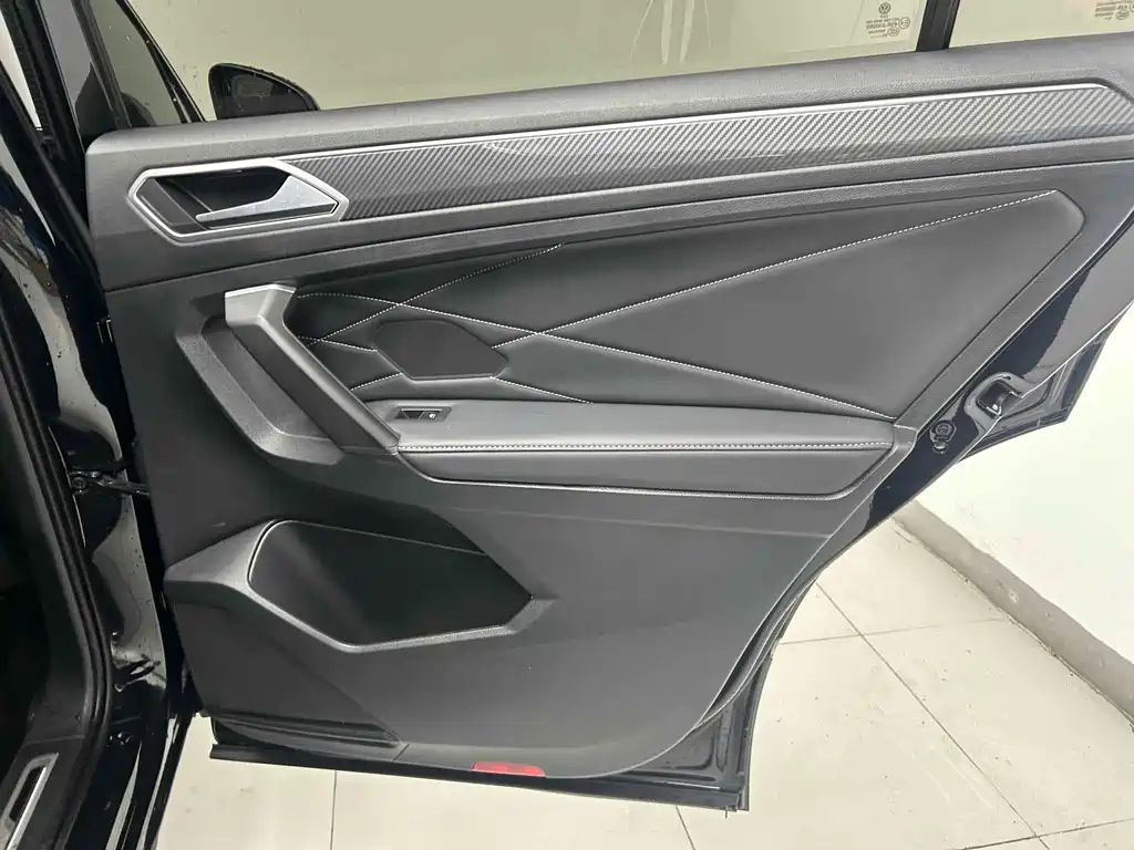 VOLKSWAGEN TIGUAN L 2023