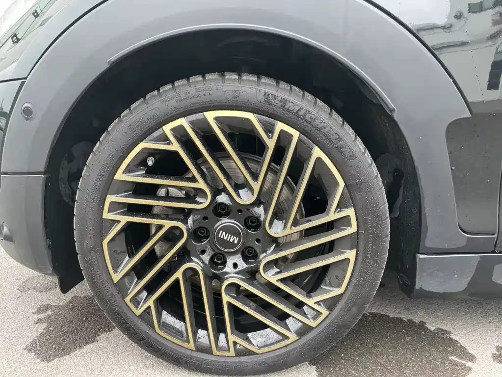 MINI CLUBMAN 2023