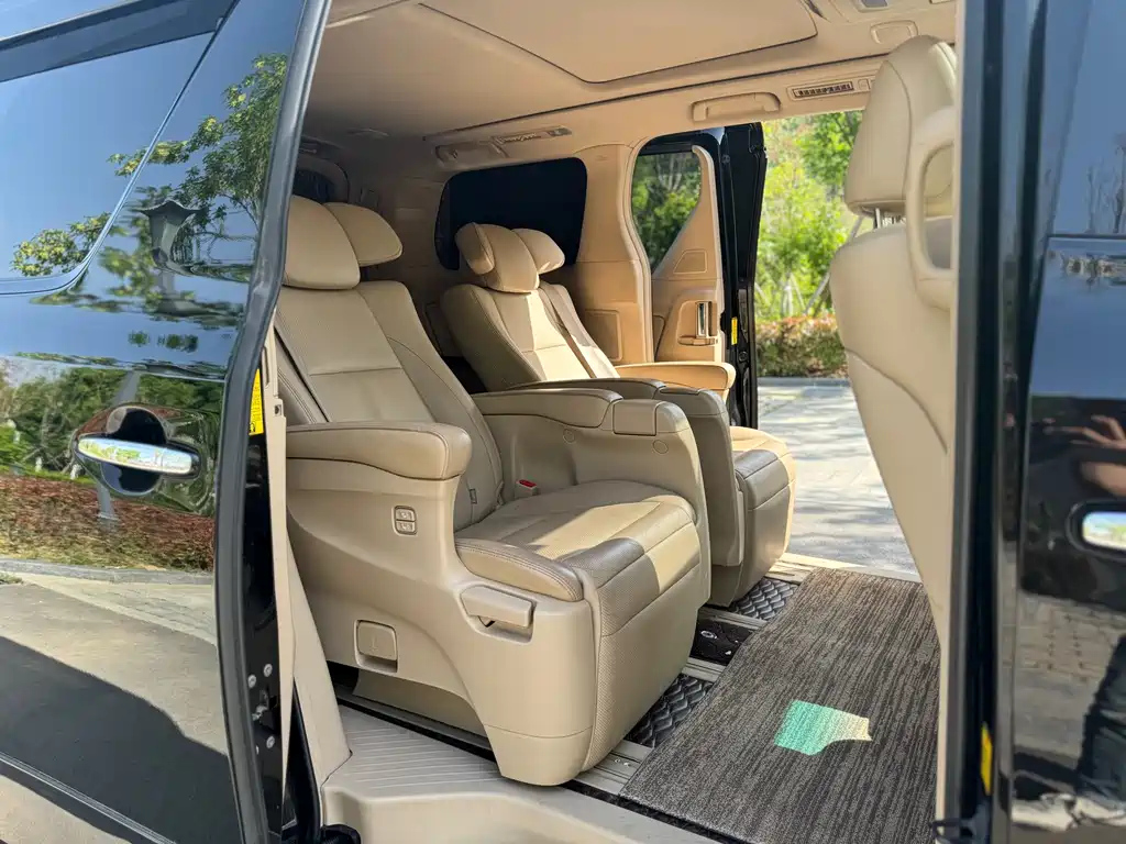 TOYOTA ALPHARD 2012