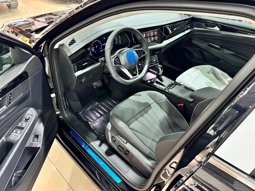 VOLKSWAGEN PASSAT 2024