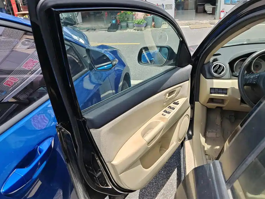 MAZDA 3 2010