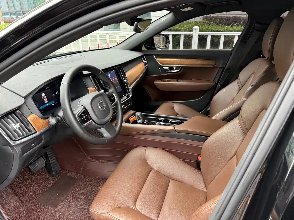 VOLVO S90 2023